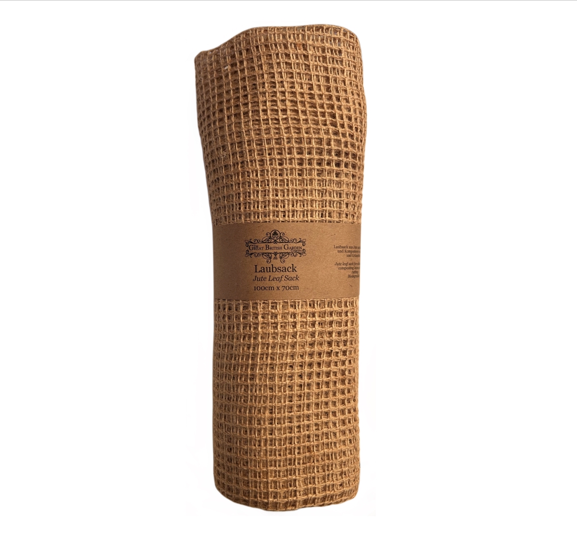 Zusammengerollter Laubsack aus brauner, grobmaschig gewebter Jute, aufrecht auf weißem Hintergrund. Braune Banderole mit Aufdruck „Great British Garden Laubsack“ (100 x 70 cm). Biologisch abbaubar, ideal für Laub und Grünschnitt.