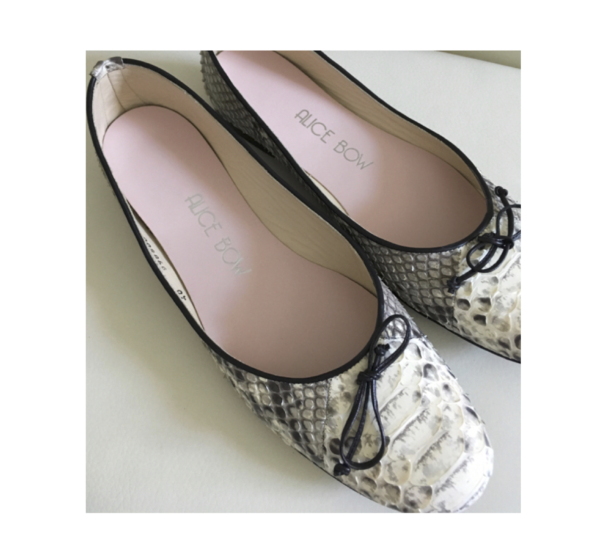 Flat_Light_Pink_Alice_Bow_wShoe Alice Bow HEEL SUPPORT INSOLES for FLAT SHOES Einlegesohlen mit Fersenstütze (Light Ballet Pink)