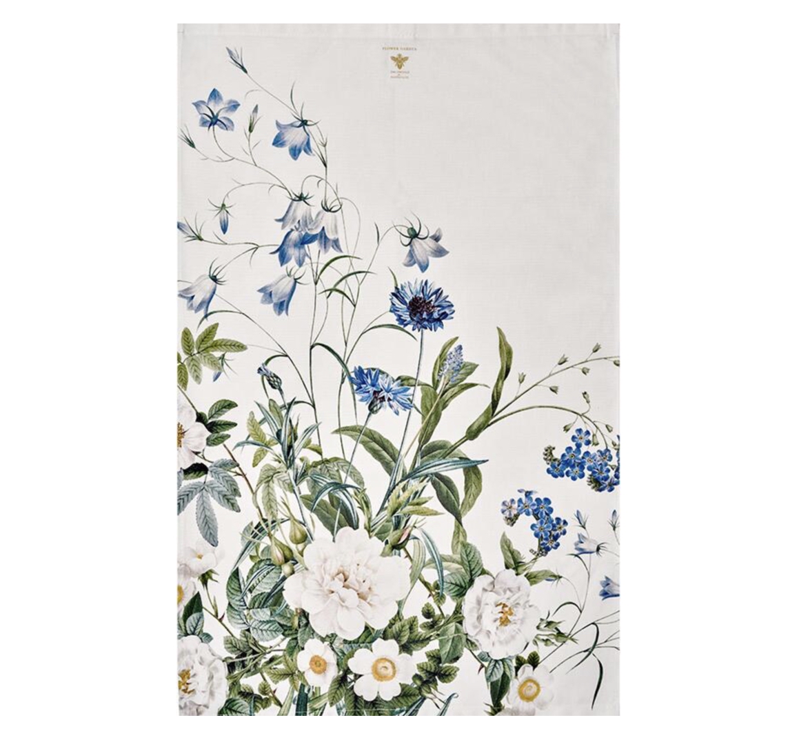 Weißes Geschirrtuch mit üppigem blauem Blumenmuster aus der Kollektion "Blue Flower Garden". Detailreiche blaue Glockenblumen, Kornblumen und Vergissmeinnicht, kombiniert mit weißen Rosen. Design links und unten.