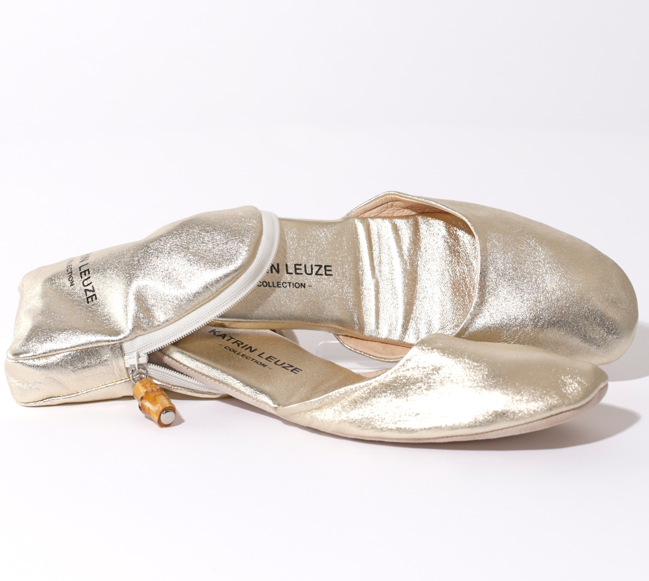reise_slipper_leder_gold_katrin_leuze53601a9add37b Katrin Leuze SLIPPERS WITH TRAVEL POUCH Reise-Slipper im Etui, Lammnappa-Leder (Metallic Gold)